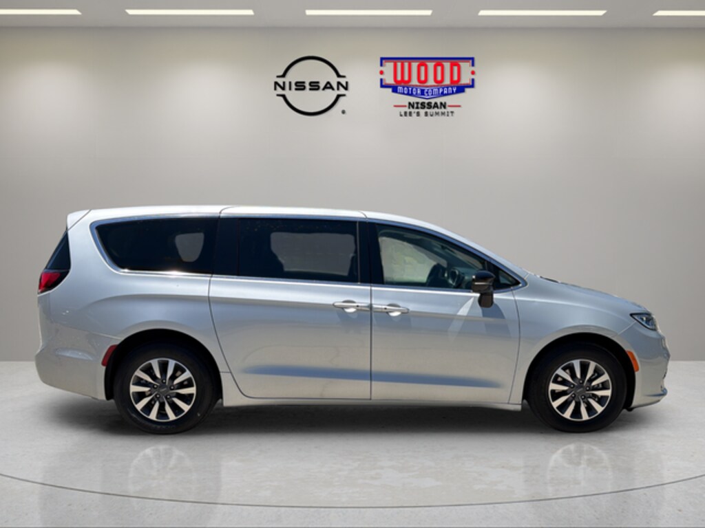 Used 2024 Chrysler Pacifica Hybrid Select Minivan/Van