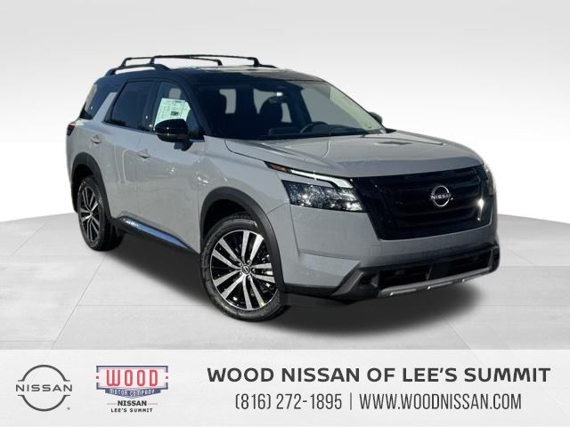 2025 Nissan Pathfinder Platinum's photo