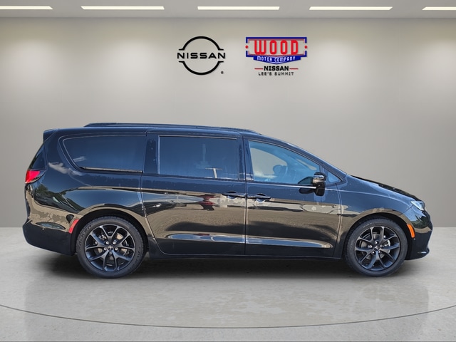Used 2021 Chrysler Pacifica Touring L with VIN 2C4RC1BG9MR575675 for sale in Kansas City