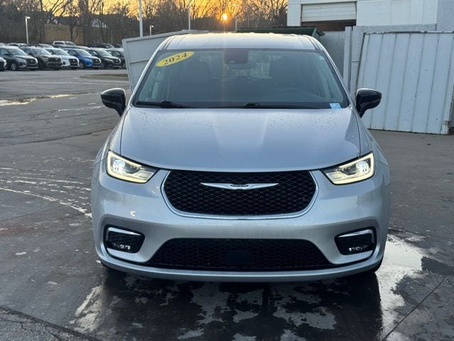 Used 2024 Chrysler Pacifica Touring L with VIN 2C4RC1BG6RR128275 for sale in Kansas City
