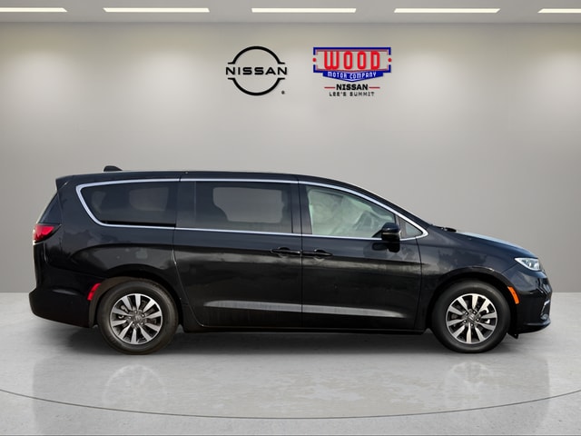 Used 2023 Chrysler Pacifica Hybrid Touring L with VIN 2C4RC1L72PR556176 for sale in Kansas City