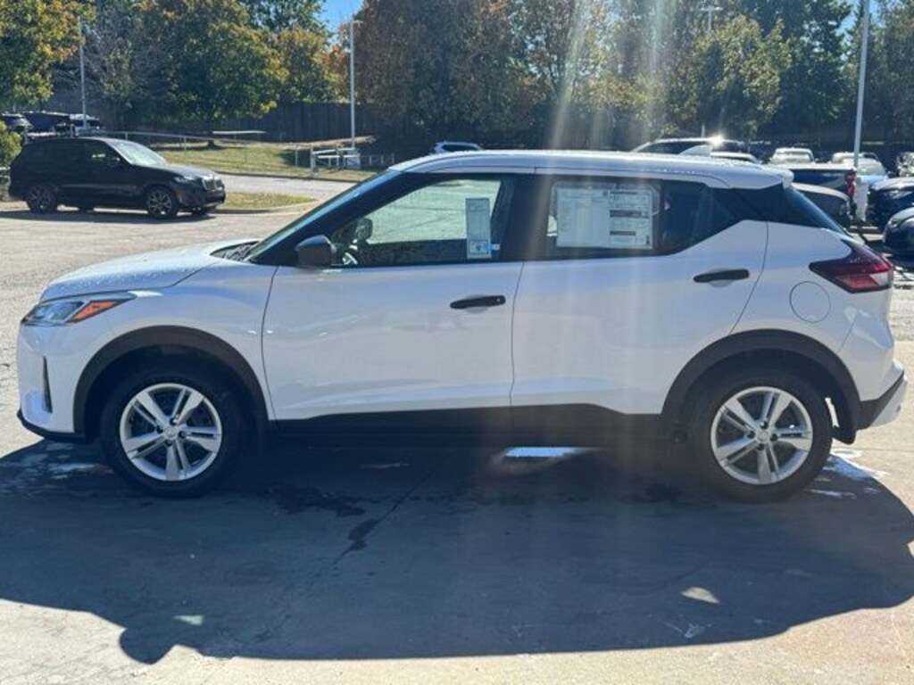 New 2025 Nissan Kicks Play S SUV