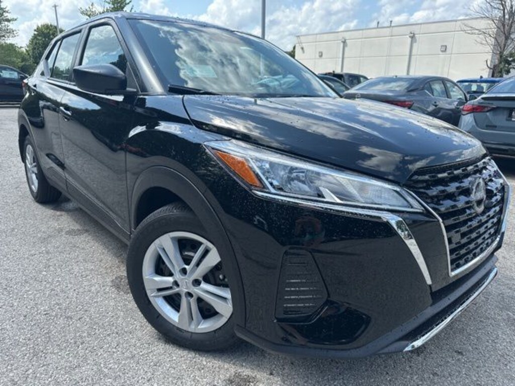 New 2025 Nissan Kicks Play S SUV