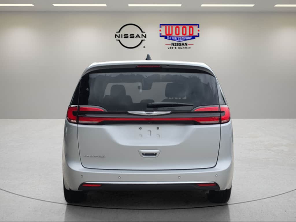 Used 2024 Chrysler Pacifica Touring L Minivan/Van