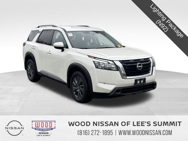 2024 Nissan Pathfinder SV's photo
