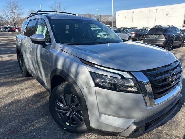 2025 Nissan Pathfinder SV's photo