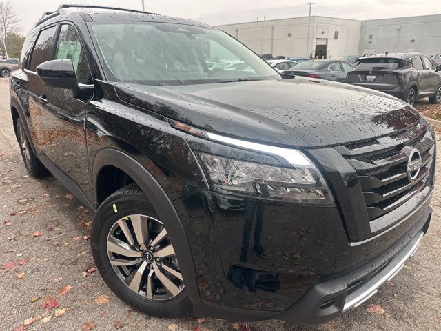 2025 Nissan Pathfinder SL's photo