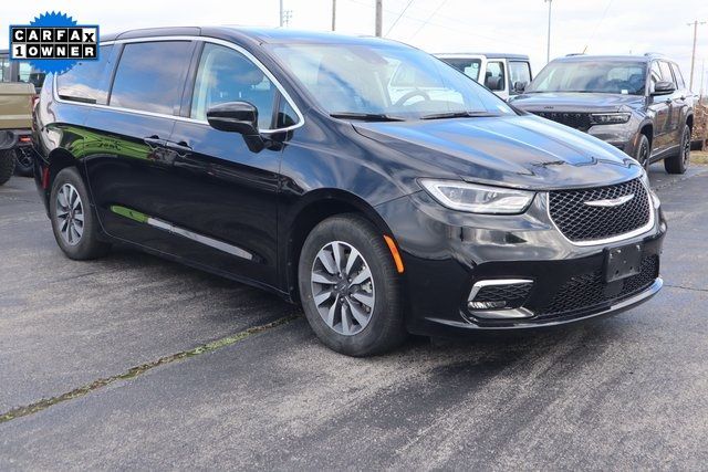 Used 2024 Chrysler Pacifica PHEV Select with VIN 2C4RC1S76RR127126 for sale in Lee's Summit, MO