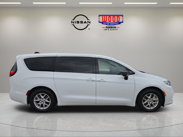 Used 2024 Chrysler Pacifica Touring L with VIN 2C4RC1BG9RR119733 for sale in Kansas City
