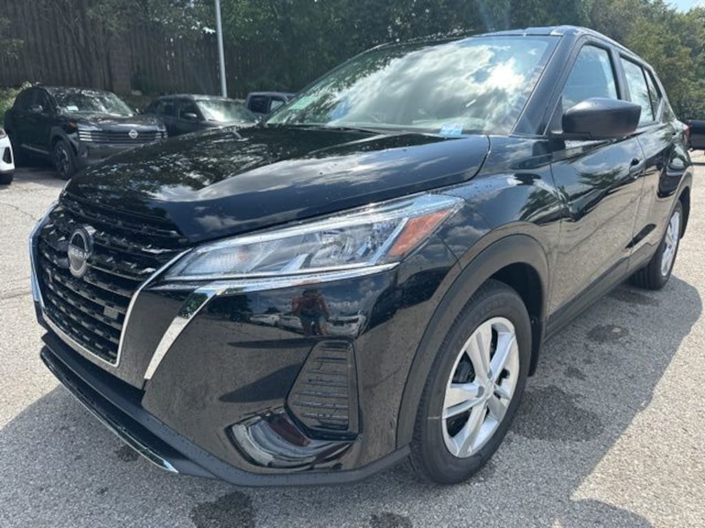 New 2025 Nissan Kicks Play S SUV