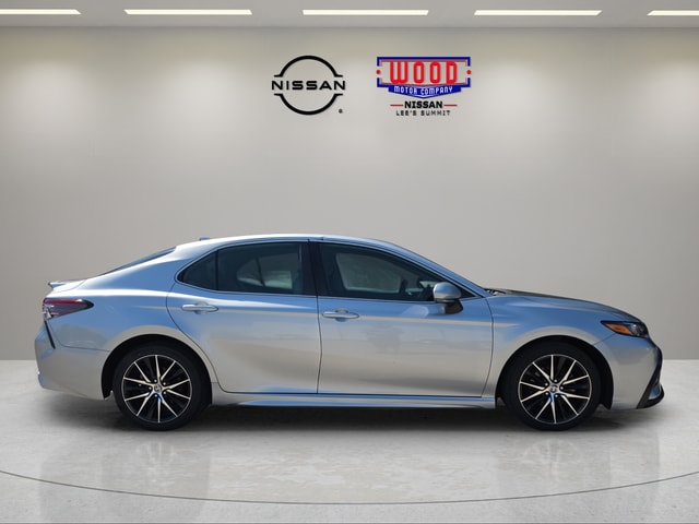Used 2022 Toyota Camry SE with VIN 4T1G11AK4NU705381 for sale in Kansas City