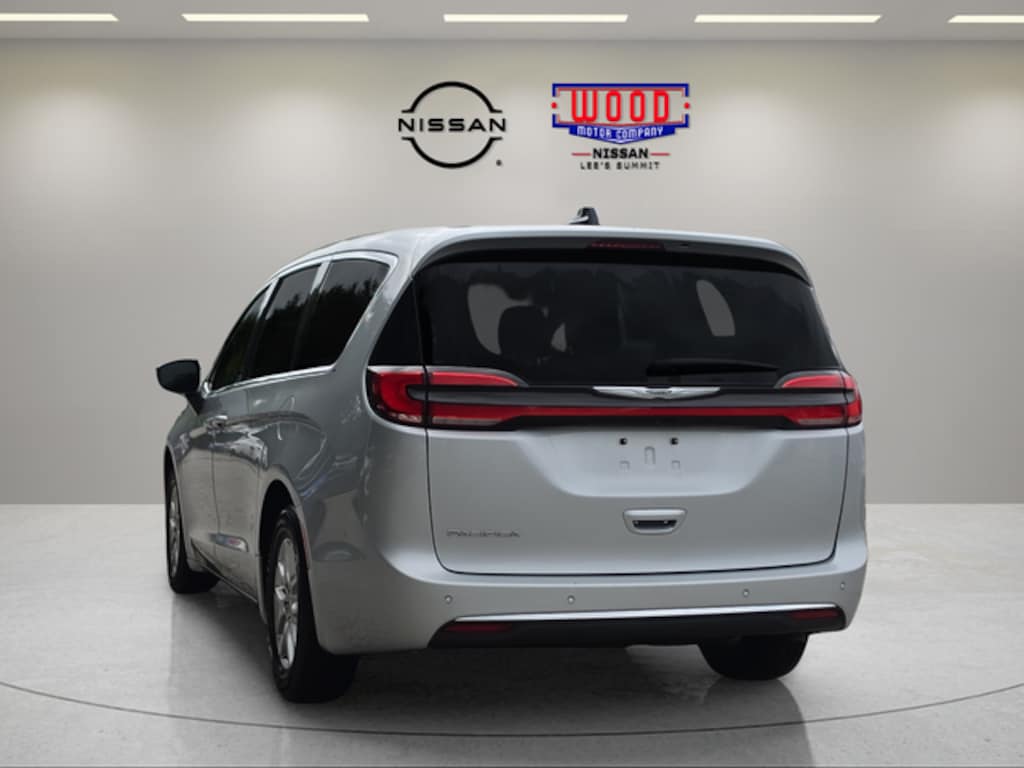 Used 2024 Chrysler Pacifica Touring L Minivan/Van