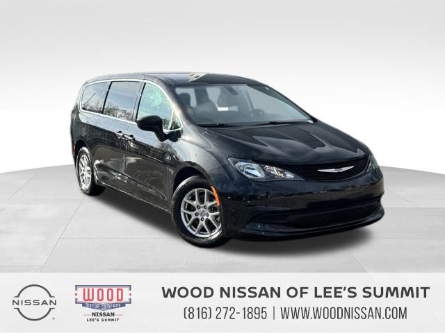 2022 Chrysler Voyager LX Minivan/Van's photo