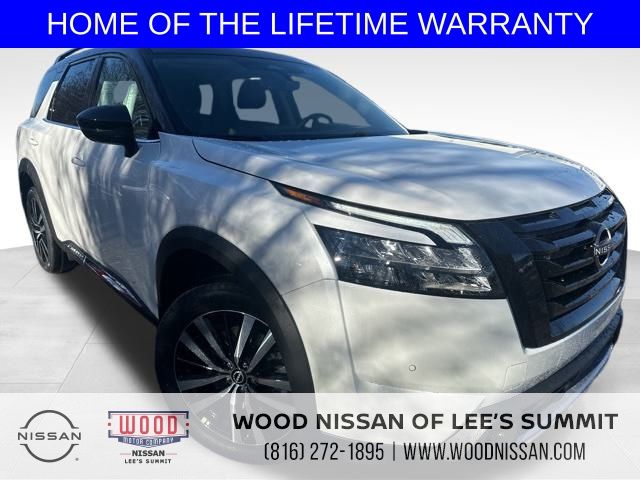 2025 Nissan Pathfinder Platinum's photo