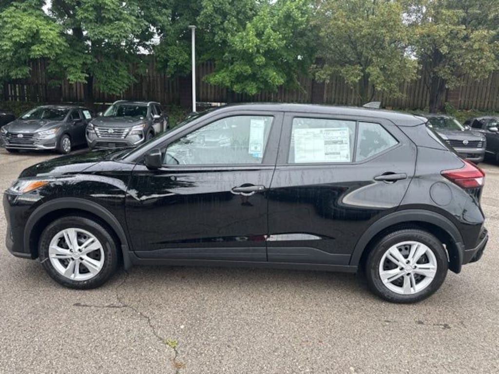 New 2025 Nissan Kicks Play S SUV