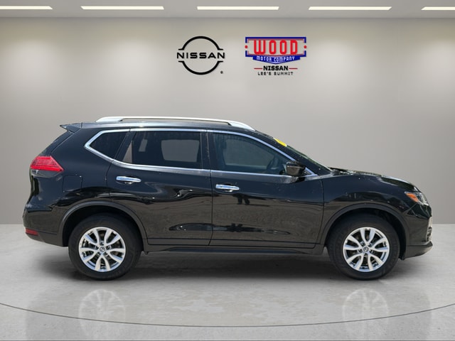 Used 2017 Nissan Rogue SV with VIN KNMAT2MV6HP600490 for sale in Kansas City
