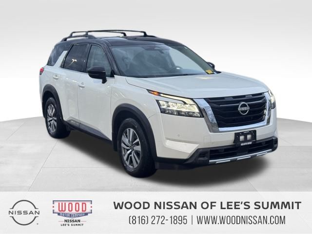 2023 Nissan Pathfinder SL's photo