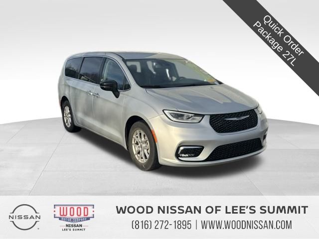 2024 Chrysler Pacifica Touring L's photo