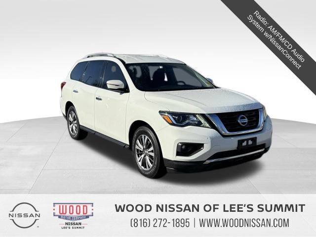 2017 Nissan Pathfinder SV's photo