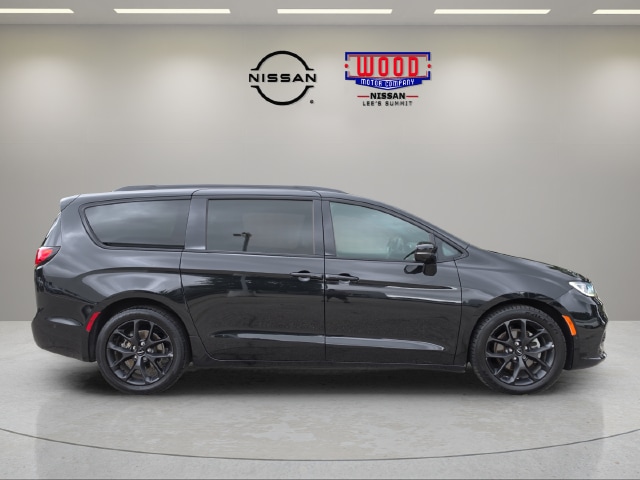 Used 2021 Chrysler Pacifica Touring L with VIN 2C4RC1BG9MR575675 for sale in Kansas City