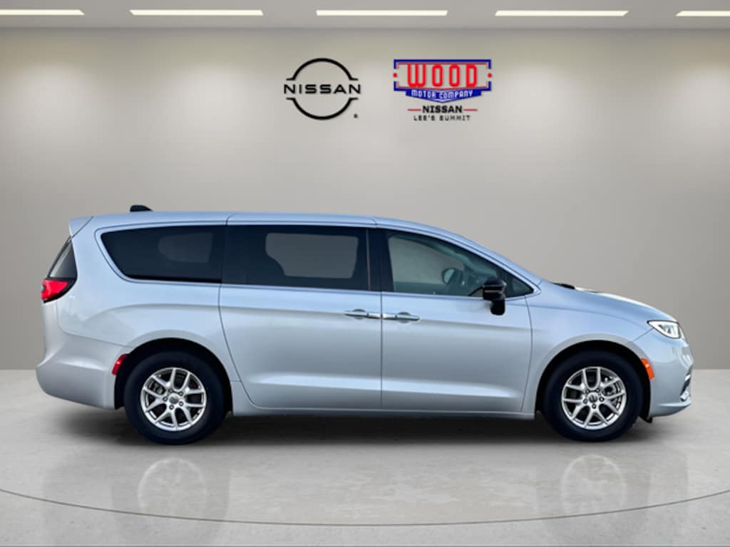 Used 2024 Chrysler Pacifica Touring L Minivan/Van
