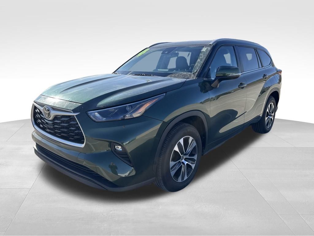 Used 2024 Toyota Highlander XLE with VIN 5TDKDRAH8RS528482 for sale in Kansas City