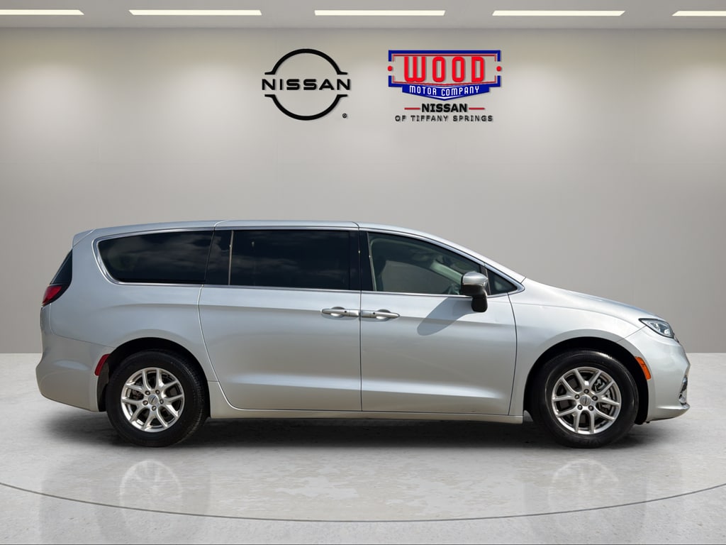 Used 2023 Chrysler Pacifica Touring L with VIN 2C4RC1BG0PR582177 for sale in Kansas City