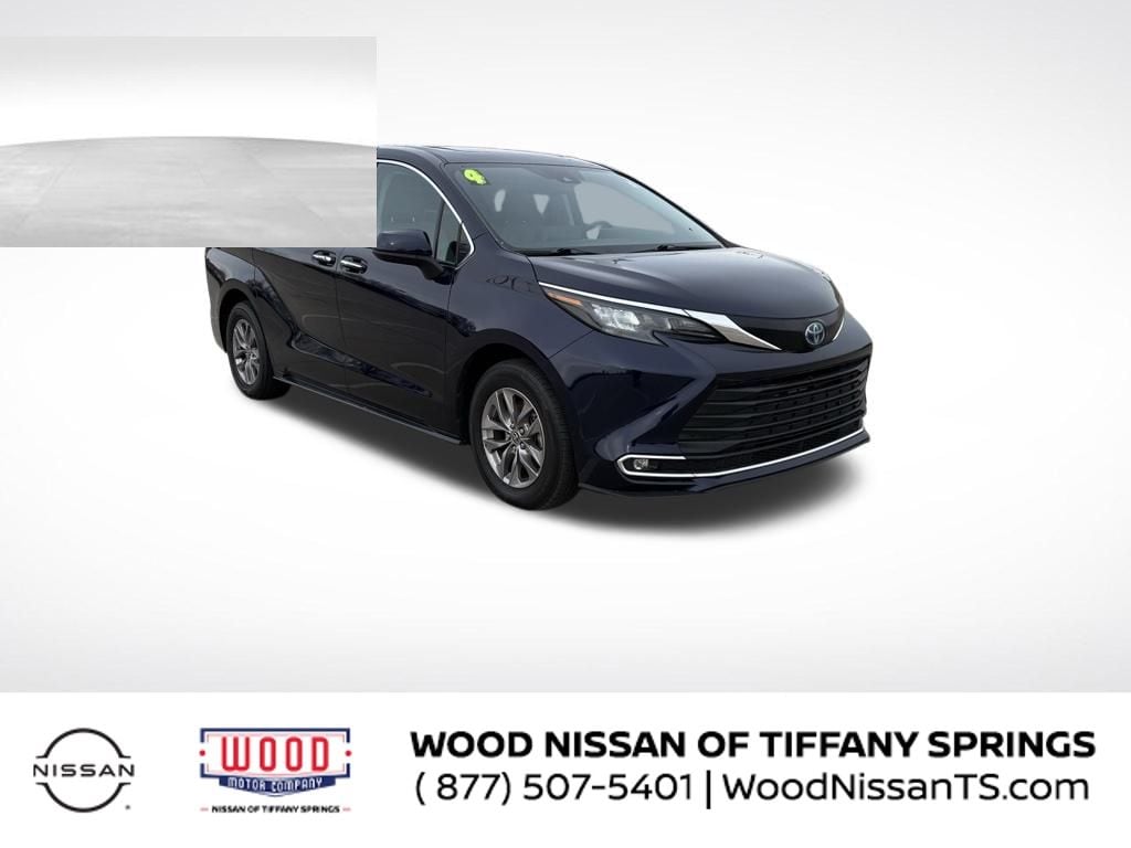 2024 Toyota Sienna XLE's photo