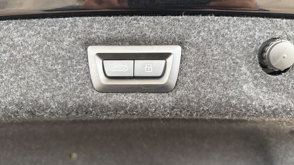 2023 BMW 5 Series 530e - Photo 28