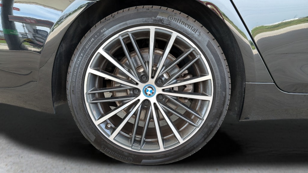 2023 BMW 5 Series 530e - Photo 25