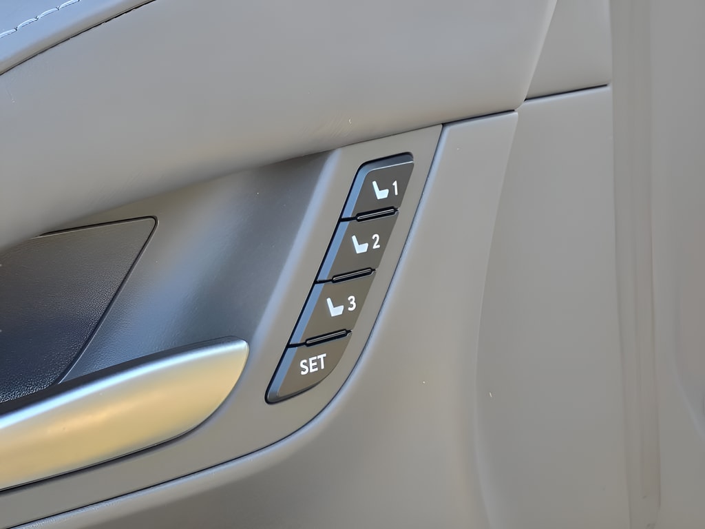 2019 Lexus LX 570 - Photo 19