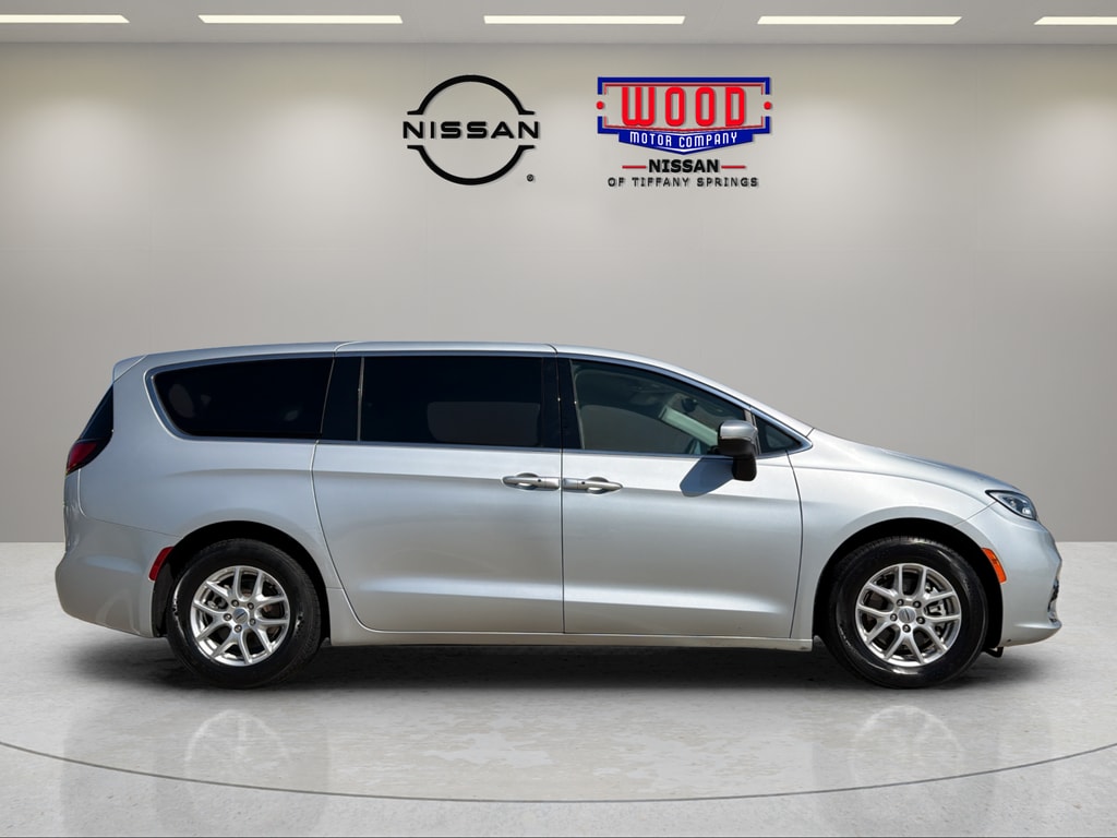 Used 2023 Chrysler Pacifica Touring L with VIN 2C4RC1BG0PR624234 for sale in Kansas City