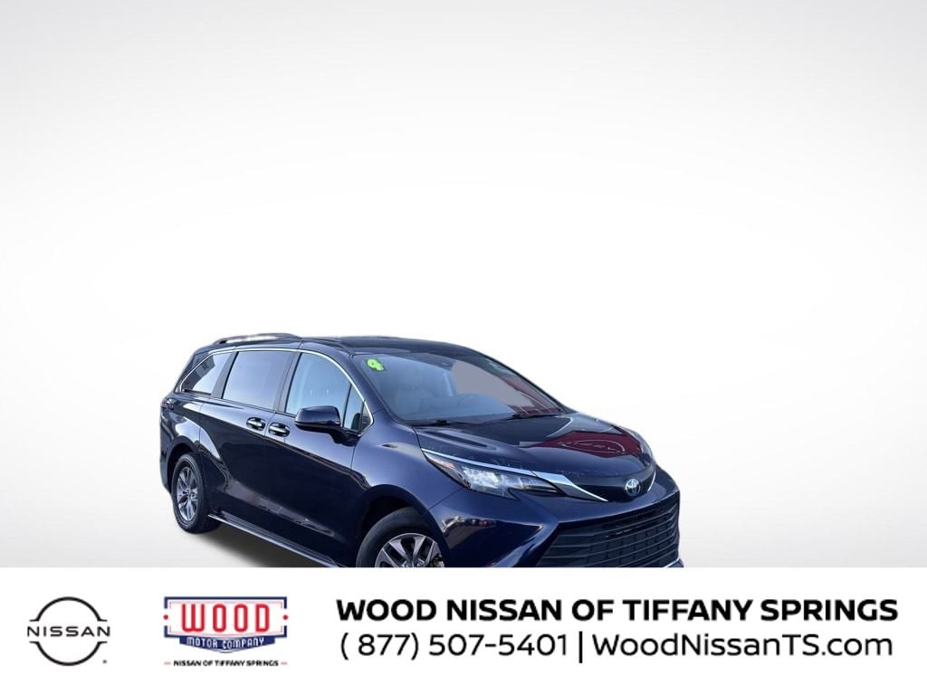 2024 Toyota Sienna XLE's photo