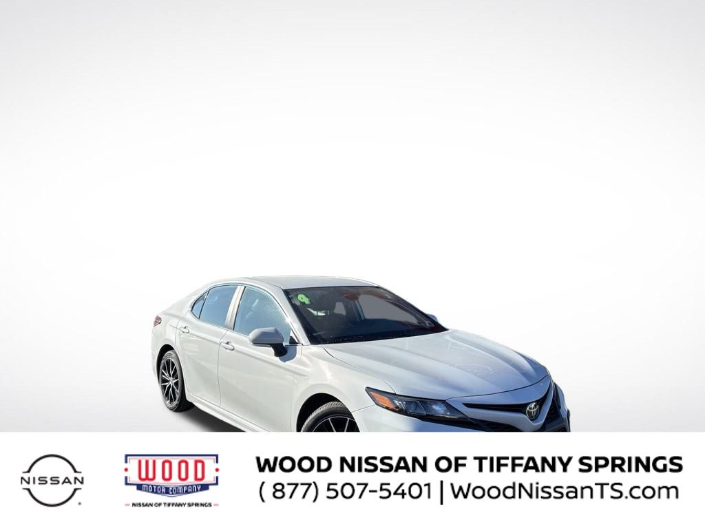 2024 Toyota Camry SE's photo