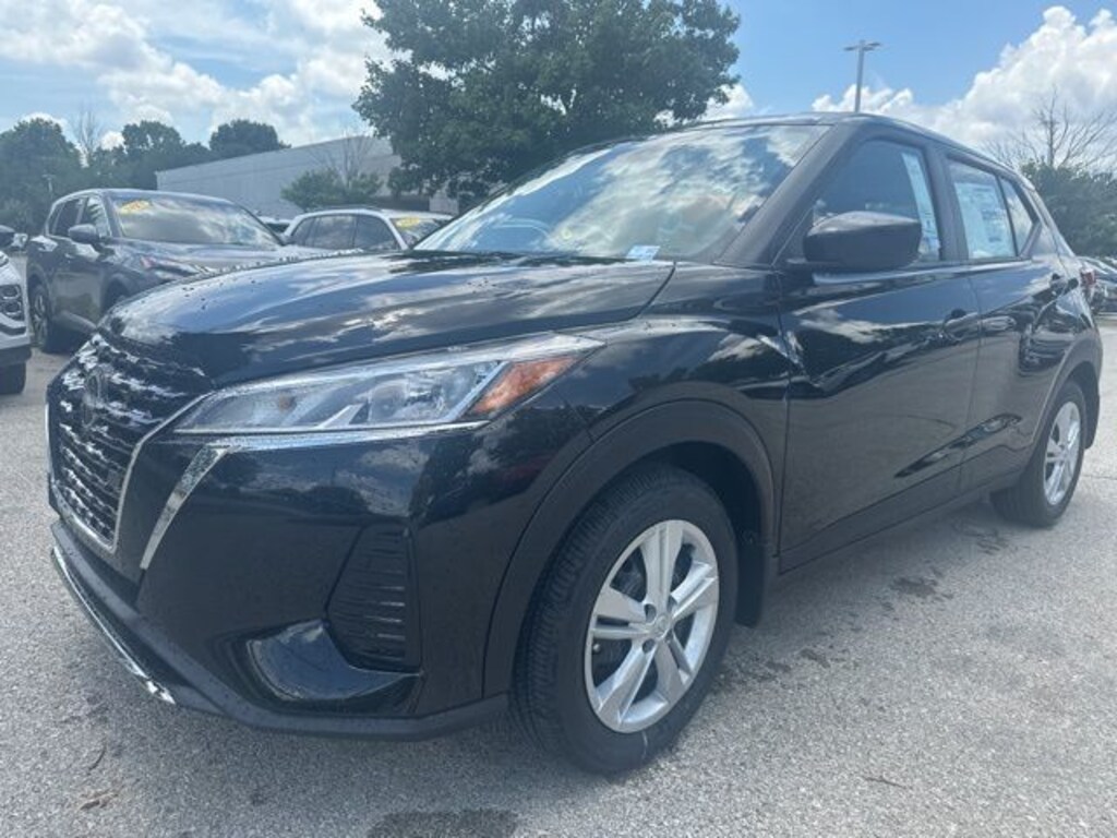 New 2025 Nissan Kicks Play S SUV