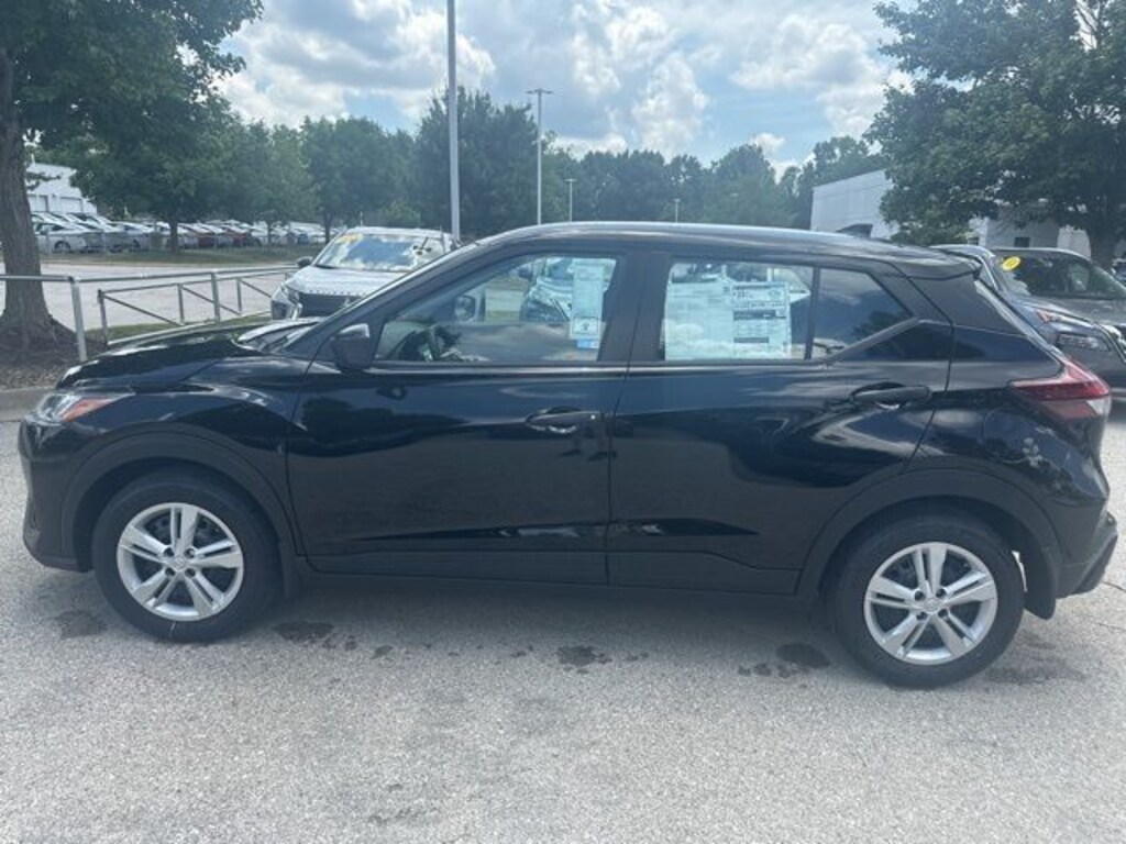 New 2025 Nissan Kicks Play S SUV
