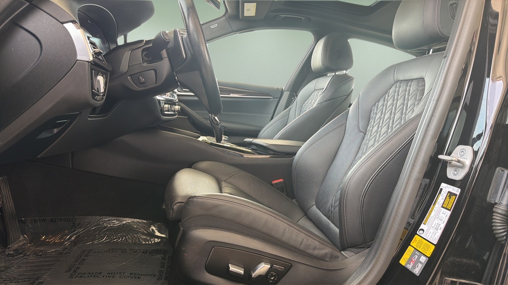 2023 BMW 5 Series 530e - Photo 18