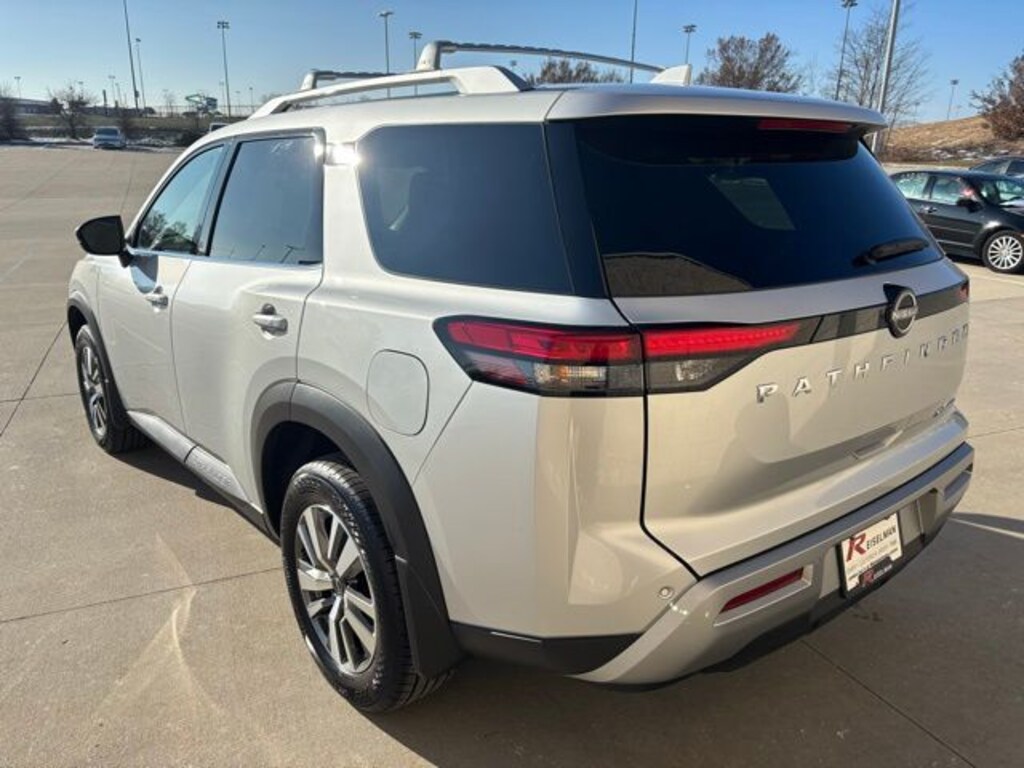 New 2025 Nissan Pathfinder SL SUV