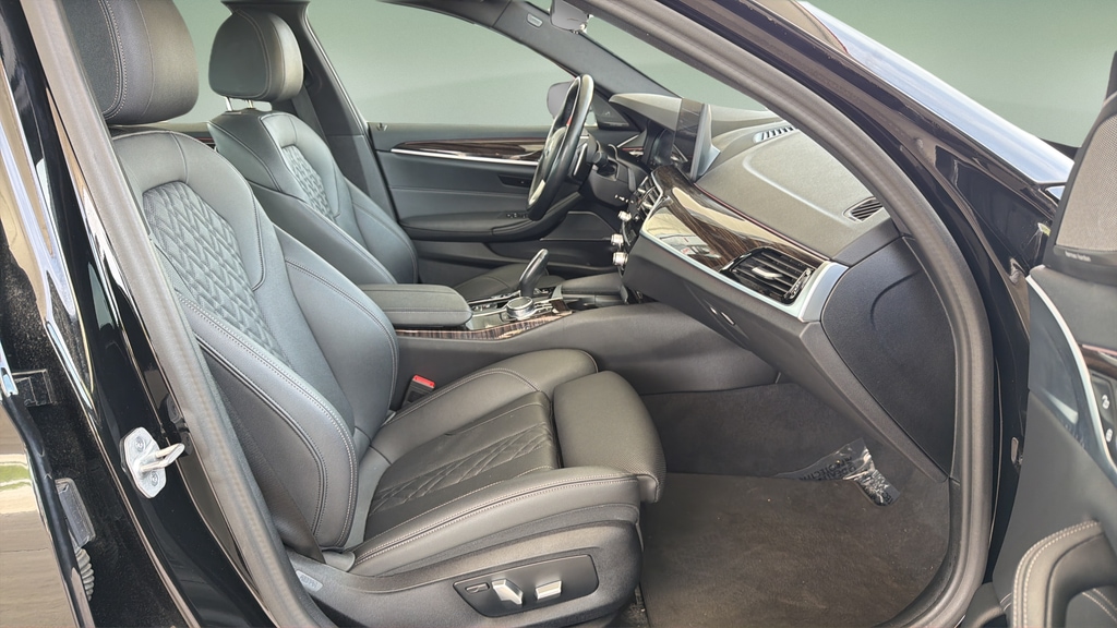 2023 BMW 5 Series 530e - Photo 11
