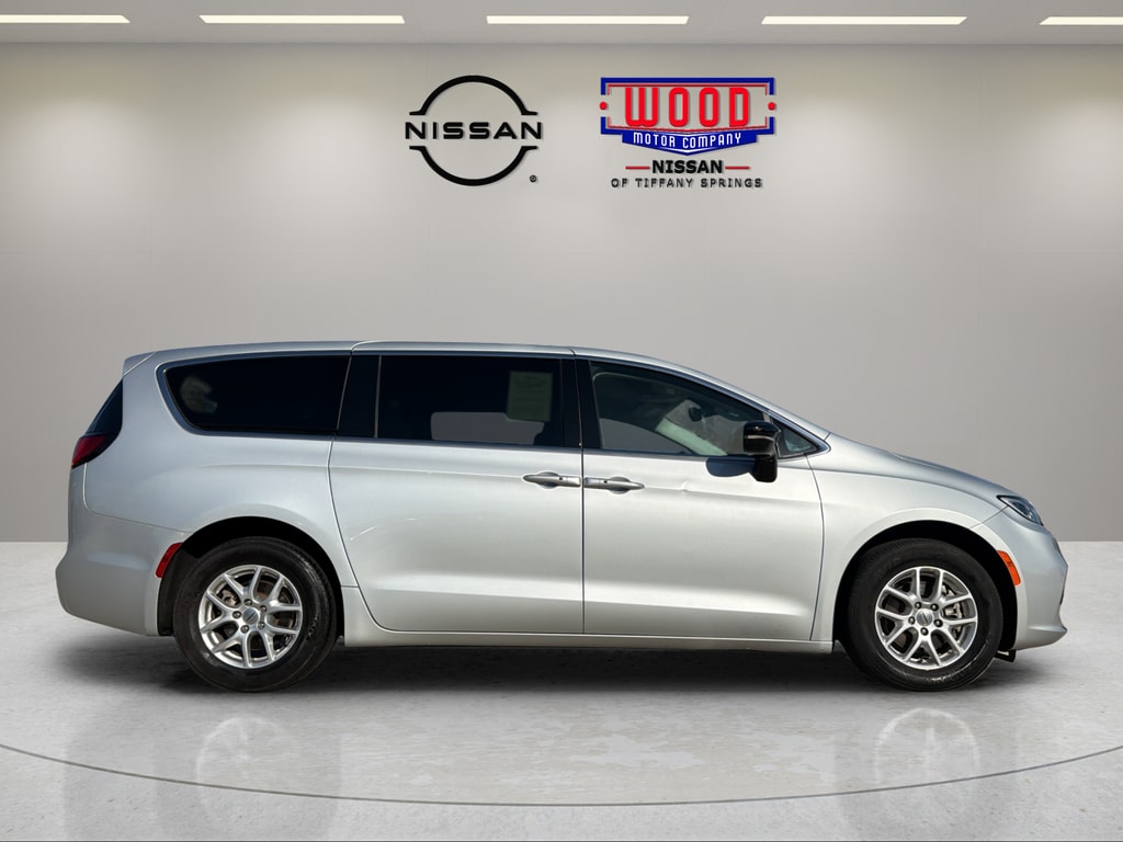 Used 2024 Chrysler Pacifica Touring L with VIN 2C4RC1BG7RR129497 for sale in Kansas City