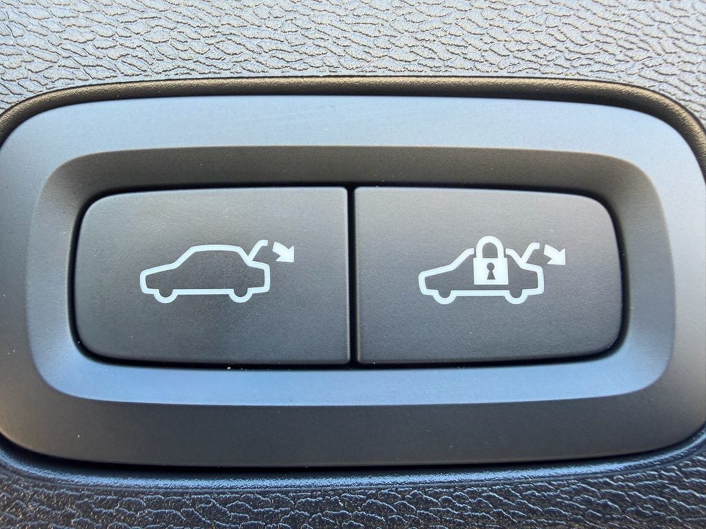 2024 Volvo XC60 Plus - Photo 11