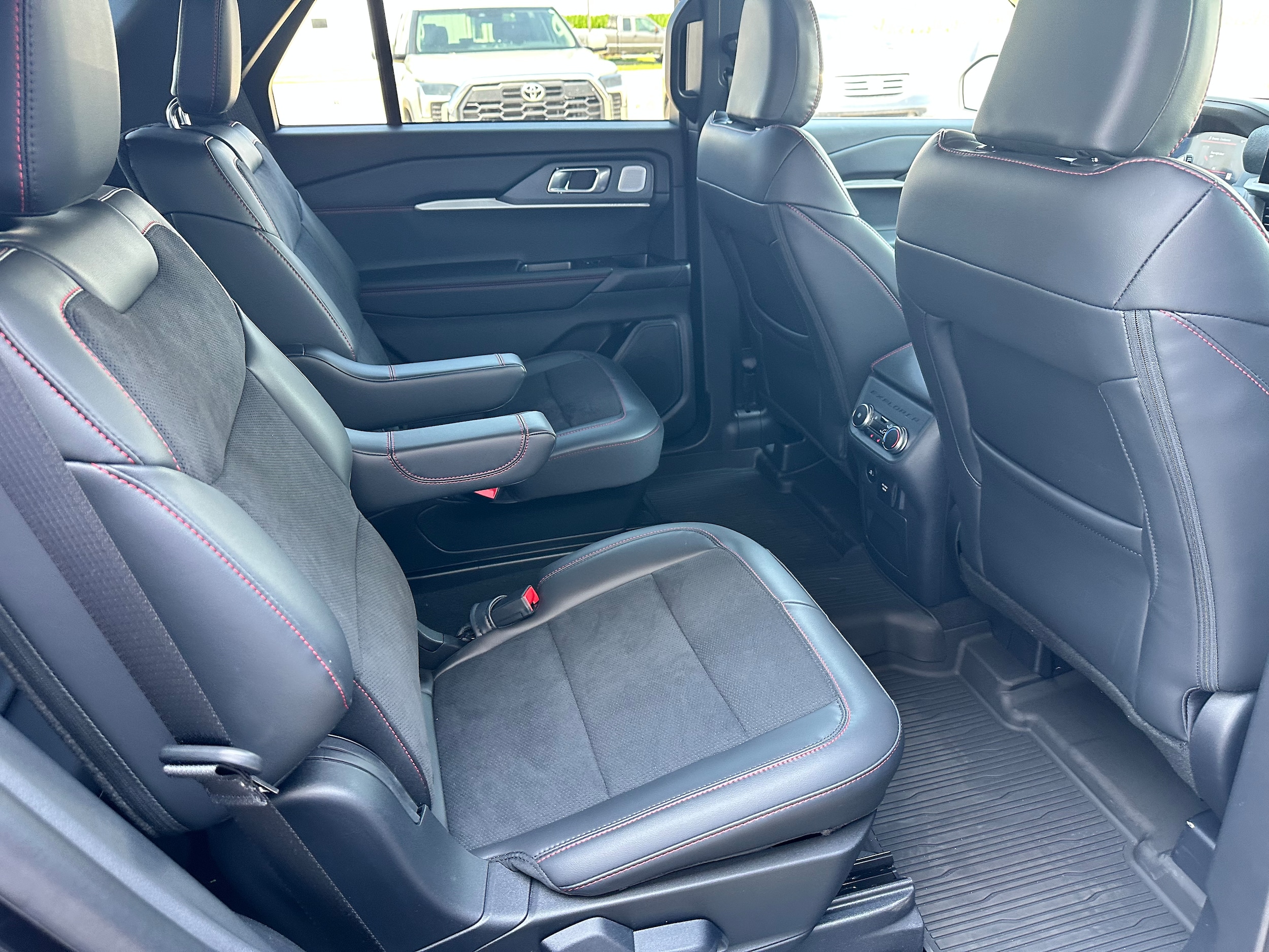 2026 Ford Explorer ST - Photo 14