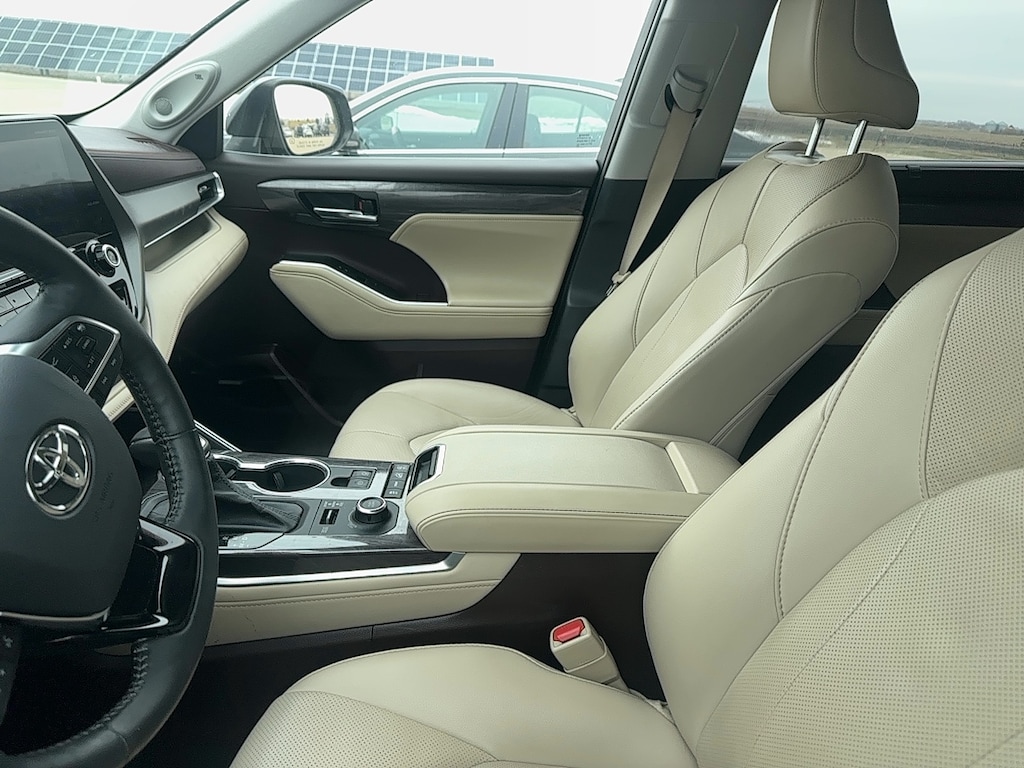 Used 2021 Toyota Highlander LIMITED AWD