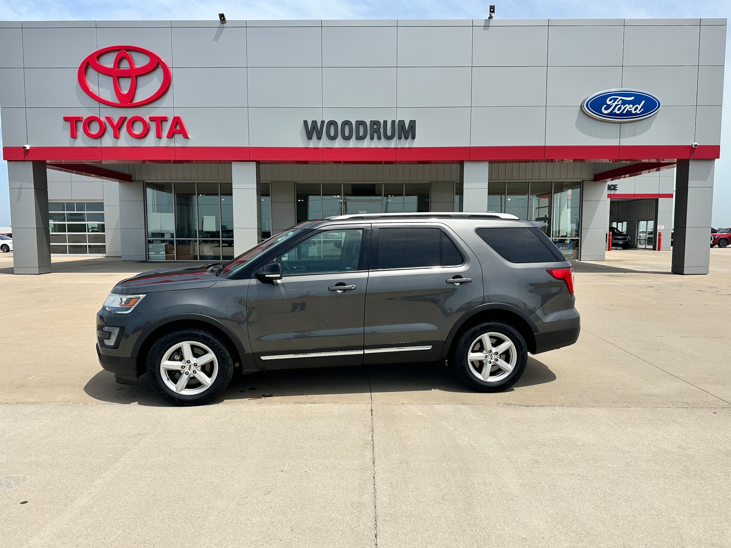  2017 Ford Explorer XLT AWD   