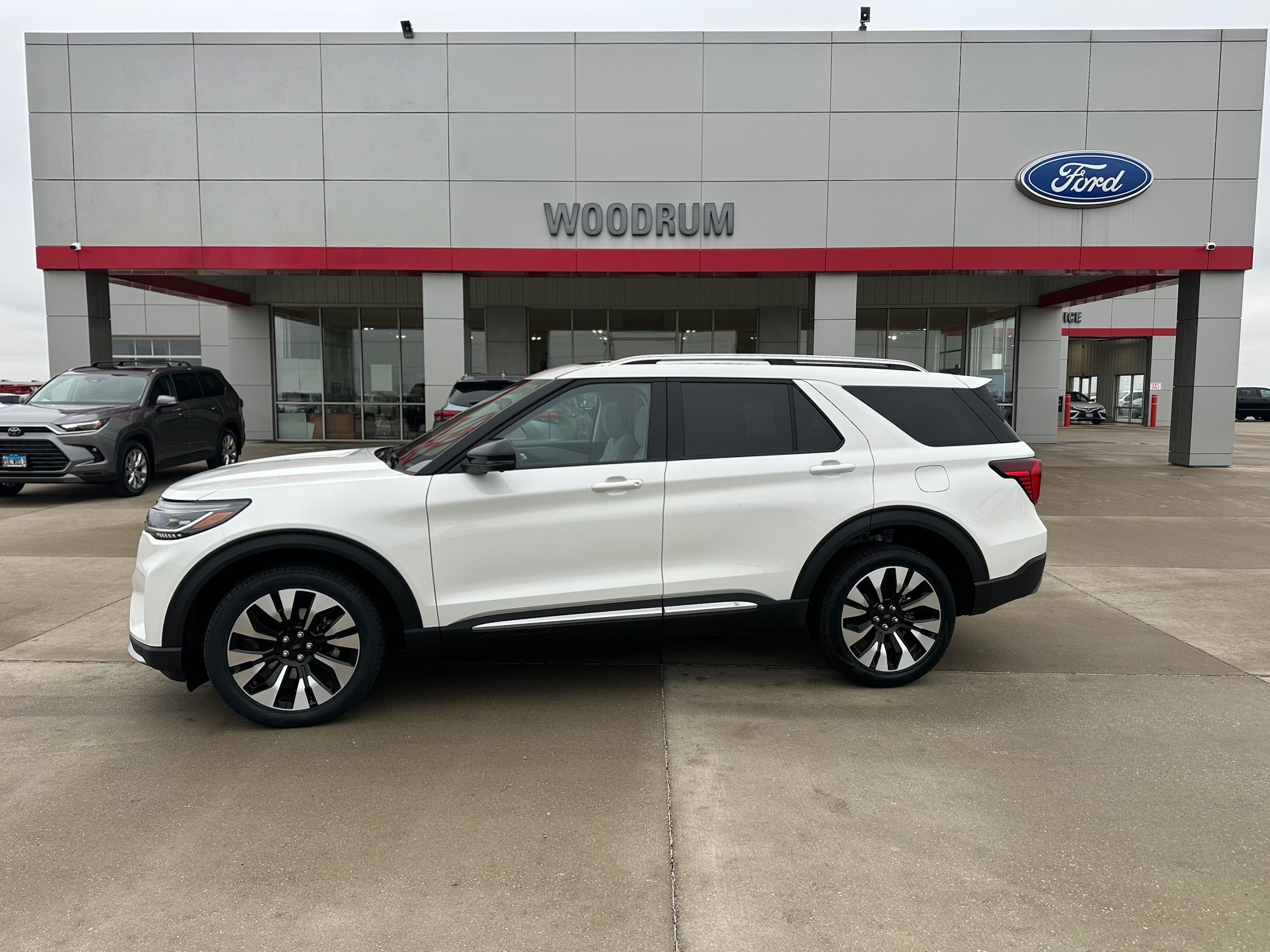 2026 Ford Explorer Platinum's photo