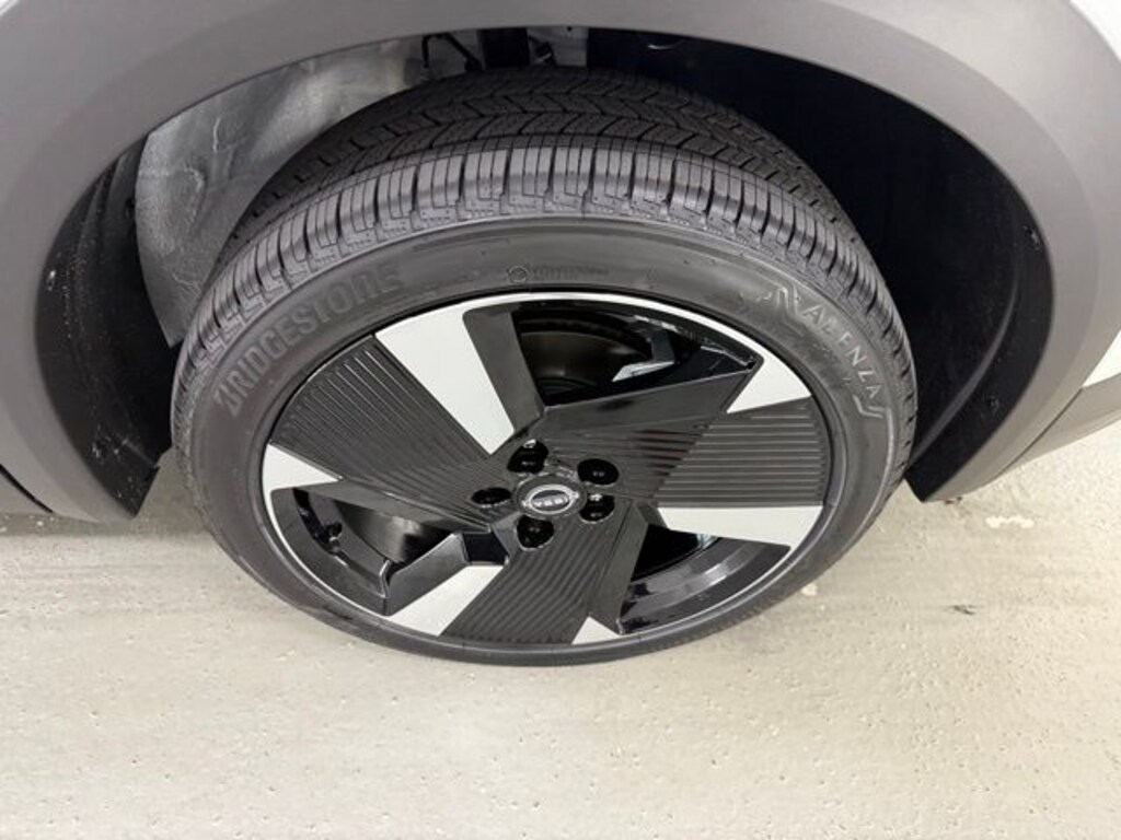 New 2025 Nissan Kicks SR SUV