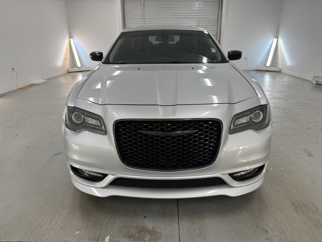 2020 Chrysler 300 Touring L photo 2