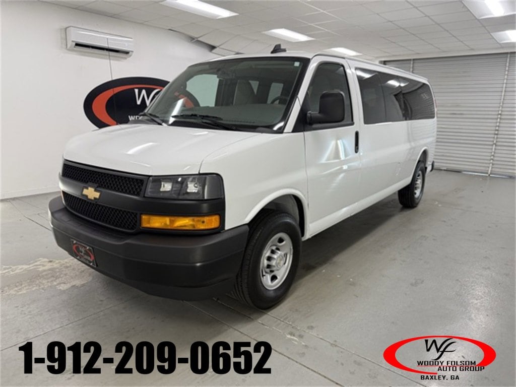 2025 Chevrolet Express Passenger 3500 1LS