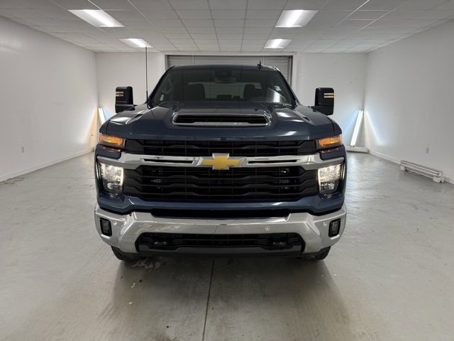 2025 Chevrolet Silverado 2500HD LT photo 2