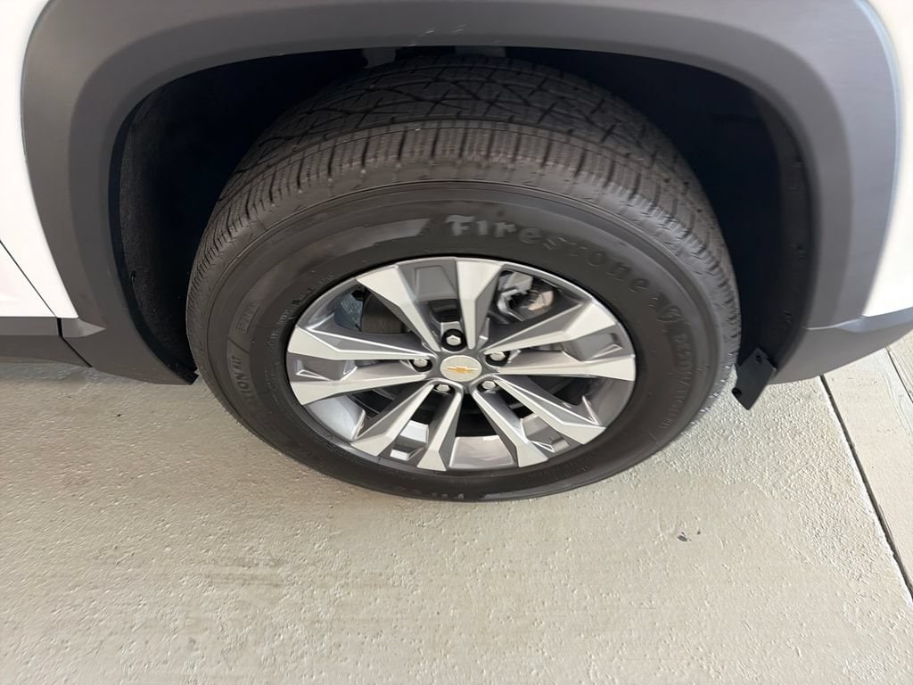 2027 Chevrolet Equinox LT - Photo 4
